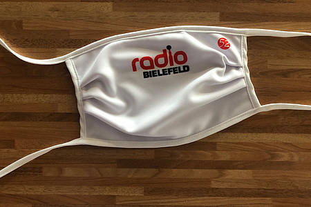 Maske mit Radio Bielefeld Logo