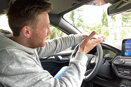 Radio Bielefeld Moderator fährt Auto und denkt über Verkehrsregeln nach