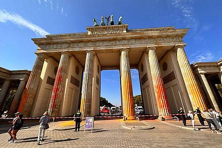 Mitglieder der Klimaschutzgruppe Letzte Generation haben das Brandenburger Tor mit oranger Farbe angesprüht.
