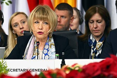 Helga Maria Schmid  bleibt vorerst Generalsekretärin der Organisation für Sicherheit und Zusammenarbeit in Europa (OSZE).