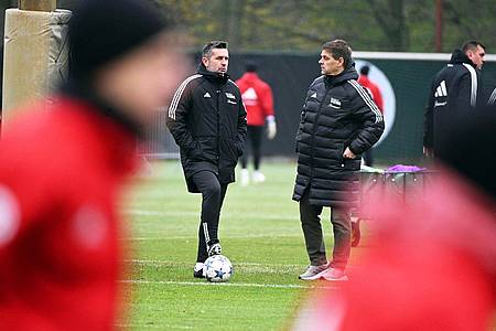 Unions neuer Trainer Nenad Bjelica (l) muss mit seinem Team nach Portugal reisen.