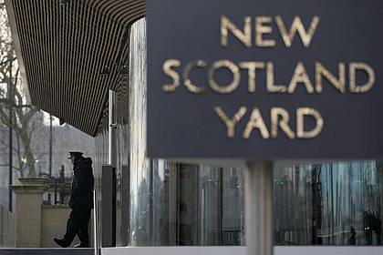 Der Schriftzug «New Scotland Yard» steht vor dem Hauptquartier der Metropolitan Police (MPS) in London.