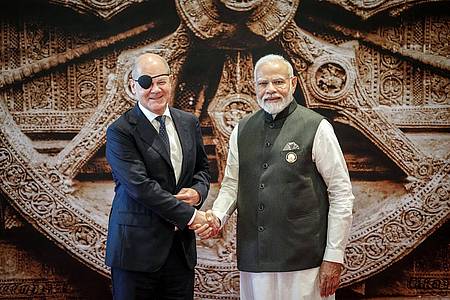 Indiens Premierminister Narendra Modi empfängt Bundeskanzler Olaf Scholz in Neu Delhi.
