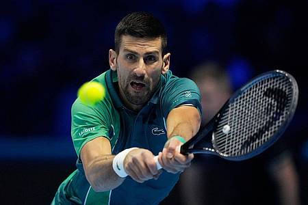 Novak Djokovic muss trotz des Sieges gegen Hubert Hurkacz ums Weiterkommen in Turin bangen.