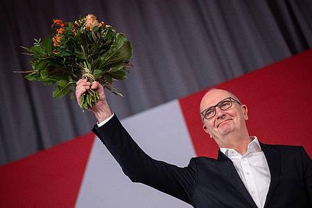 Auf der Bühne mit einem Blumenstrauß: Dietmar Woidke.