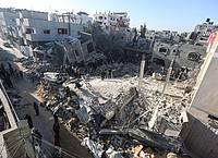 Palästinenser suchen in den Trümmern eines Gebäudes nach Überlebenden des israelischen Bombardements.