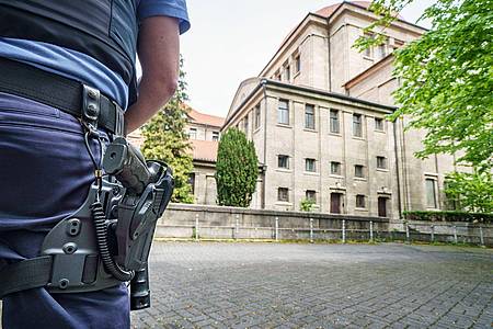 Ein Beamter der Wachpolizei schützt die Synagoge im Frankfurter Westend.