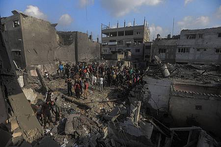 Palästinenser begutachten die Schäden nach einem israelischen Luftangriff im südlichen Gazastreifen.