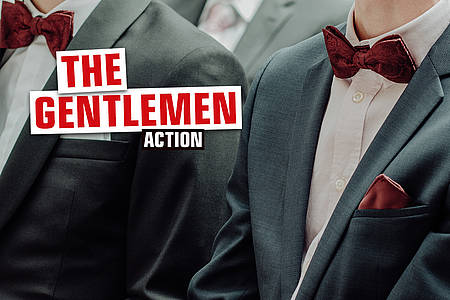 Zwei Männer im Anzug mit Aufschrift "The Gentlemen"