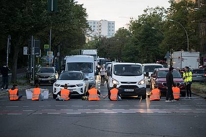 Straßenblockade der Letzten Generation auf dem Mehringdamm in Berlin.