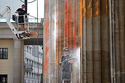 Reinigungsarbeiten nach einem Farbanschlag der so genannten letzten Generation auf das Brandenburger Tor.