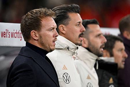 Konzentriert: Bundestrainer Julian Nagelsmann und sein Assistent Sandro Wagner bei der Nationalhymne.