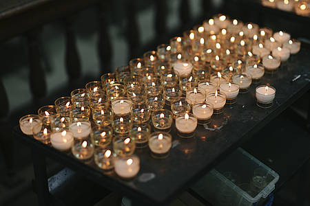 Kerzen in einer Kirche