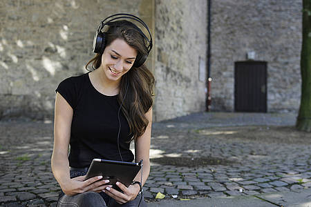 junge Frau hört Musik über Kopförer